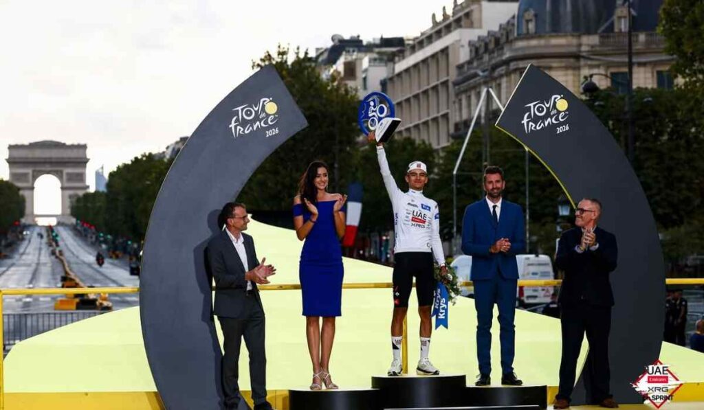 Isaac del Toro recibe el reconocimiento como mejor joven del Tour de France 2026, logro que acompañó con un histórico tercer lugar en la clasificación general.