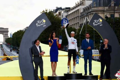 Isaac del Toro recibe el reconocimiento como mejor joven del Tour de France 2026, logro que acompañó con un histórico tercer lugar en la clasificación general.