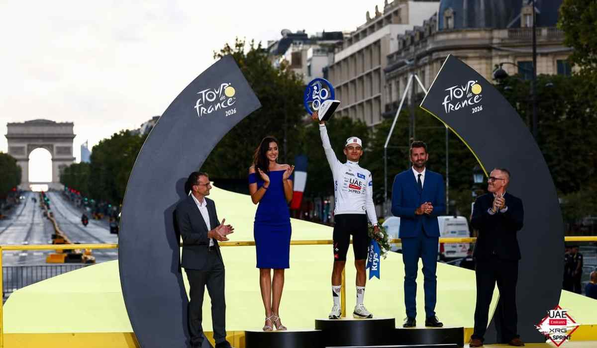 Isaac del Toro recibe el reconocimiento como mejor joven del Tour de France 2026, logro que acompañó con un histórico tercer lugar en la clasificación general.