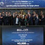 Directivos y colaboradores de Daimler Truck México participan en el campanazo de la Bolsa Mexicana de Valores tras la colocación de certificados bursátiles por 3 mil millones de pesos.