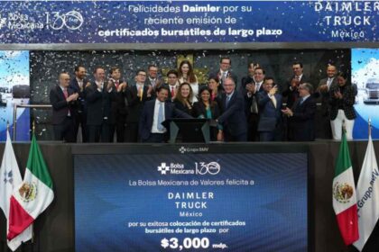 Directivos y colaboradores de Daimler Truck México participan en el campanazo de la Bolsa Mexicana de Valores tras la colocación de certificados bursátiles por 3 mil millones de pesos.