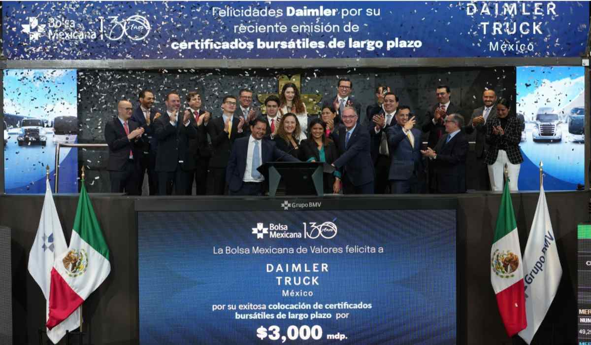 Directivos y colaboradores de Daimler Truck México participan en el campanazo de la Bolsa Mexicana de Valores tras la colocación de certificados bursátiles por 3 mil millones de pesos.