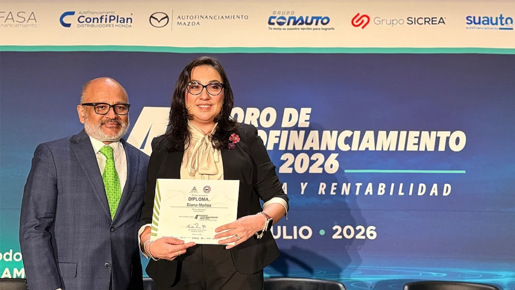 Diana Muñoz participa en el Foro de Autofinanciamiento AMDA 2026 Diana Muñoz, Gerente de Cuenta de J.D. Power México, recibe un reconocimiento tras presentar el estudio sobre la experiencia del cliente durante el Foro de Autofinanciamiento AMDA 2026
