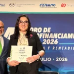 Diana Muñoz, Gerente de Cuenta de J.D. Power México, recibe un reconocimiento tras presentar el estudio sobre la experiencia del cliente durante el Foro de Autofinanciamiento AMDA 2026 Factor Automotor