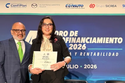 Diana Muñoz, Gerente de Cuenta de J.D. Power México, recibe un reconocimiento tras presentar el estudio sobre la experiencia del cliente durante el Foro de Autofinanciamiento AMDA 2026 Factor Automotor