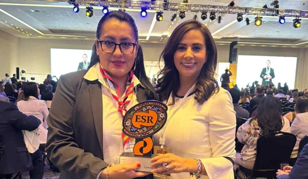 Representantes de APYMSA sostienen el Distintivo ESR en un evento empresarial