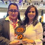 Representantes de APYMSA sostienen el Distintivo ESR en un evento empresarial