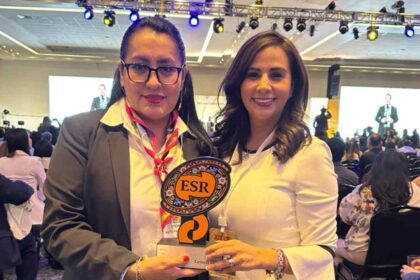 Representantes de APYMSA sostienen el Distintivo ESR en un evento empresarial