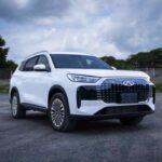 SUV Chirey blanca estacionada en un espacio exterior