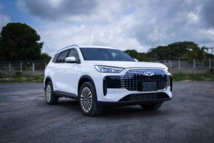 SUV Chirey blanca estacionada en un espacio exterior