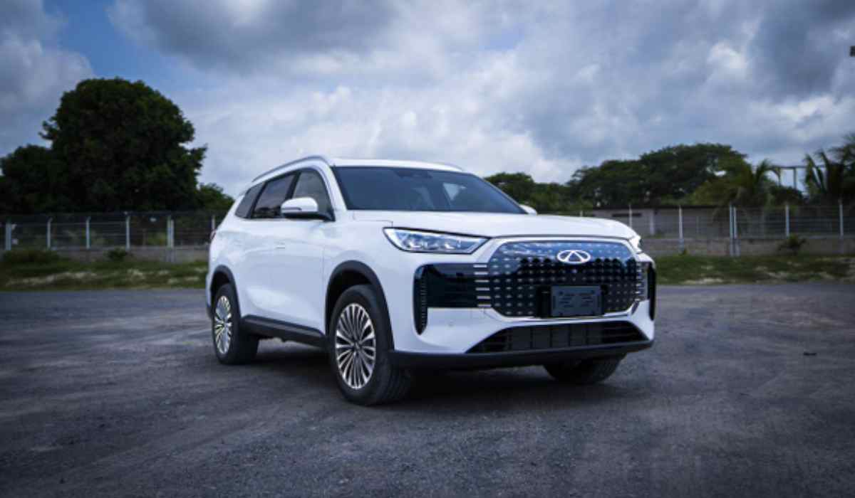 SUV Chirey blanca estacionada en un espacio exterior