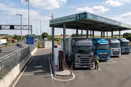 Estación de carga para vehículos pesados con camiones eléctricos junto a una carretera