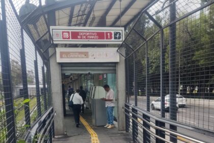 Acceso a la estación Deportivo 18 de Marzo de la Línea 1 del Metrobús de la Ciudad de México con dirección a El Caminero.