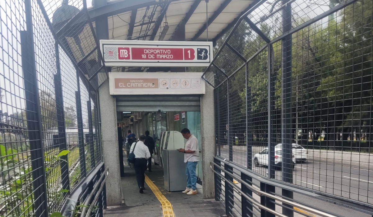 Acceso a la estación Deportivo 18 de Marzo de la Línea 1 del Metrobús de la Ciudad de México con dirección a El Caminero.