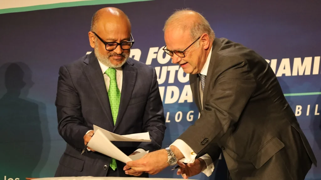 Guillermo Rosales Zárate, presidente ejecutivo de la AMDA, y Andrés de la Parra, presidente de la AMFE, durante la firma del convenio de colaboración en el 4.º Foro de Autofinanciamiento 2026