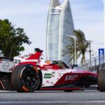 Monoplaza Nissan e-4ORCE 05 número 23 de Norman Nato durante el E-Prix de Sanya, China, con un rascacielos y palmeras al fondo.