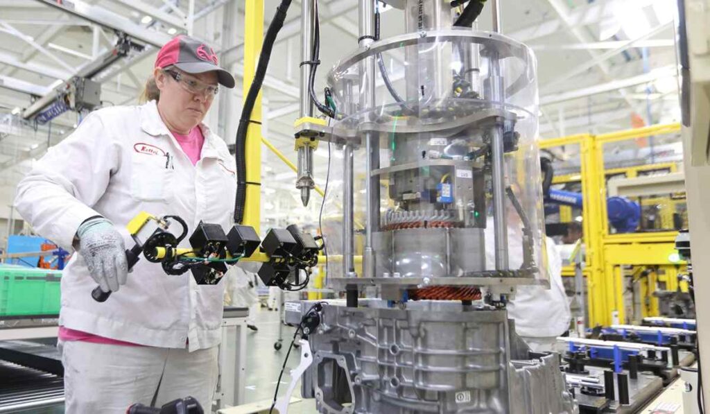 Empleada de Honda ensambla un componente del sistema de transmisión híbrido en la Planta de Transmisiones de Ohio durante el proceso de fabricación.