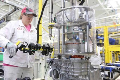 Empleada de Honda ensambla un componente del sistema de transmisión híbrido en la Planta de Transmisiones de Ohio durante el proceso de fabricación.