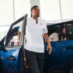 Giannis Antetokounmpo junto al SUV híbrido JETOUR G700 durante una visita a las instalaciones de la marca en China.