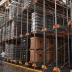 La optimización de almacenes permite reducir recorridos innecesarios, mejorar la productividad y aprovechar mejor el espacio disponible.