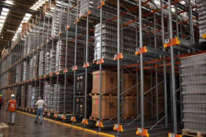 La optimización de almacenes permite reducir recorridos innecesarios, mejorar la productividad y aprovechar mejor el espacio disponible.