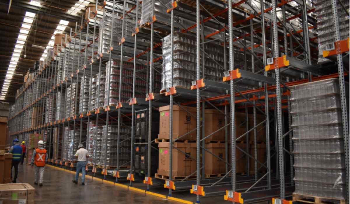 La optimización de almacenes permite reducir recorridos innecesarios, mejorar la productividad y aprovechar mejor el espacio disponible.
