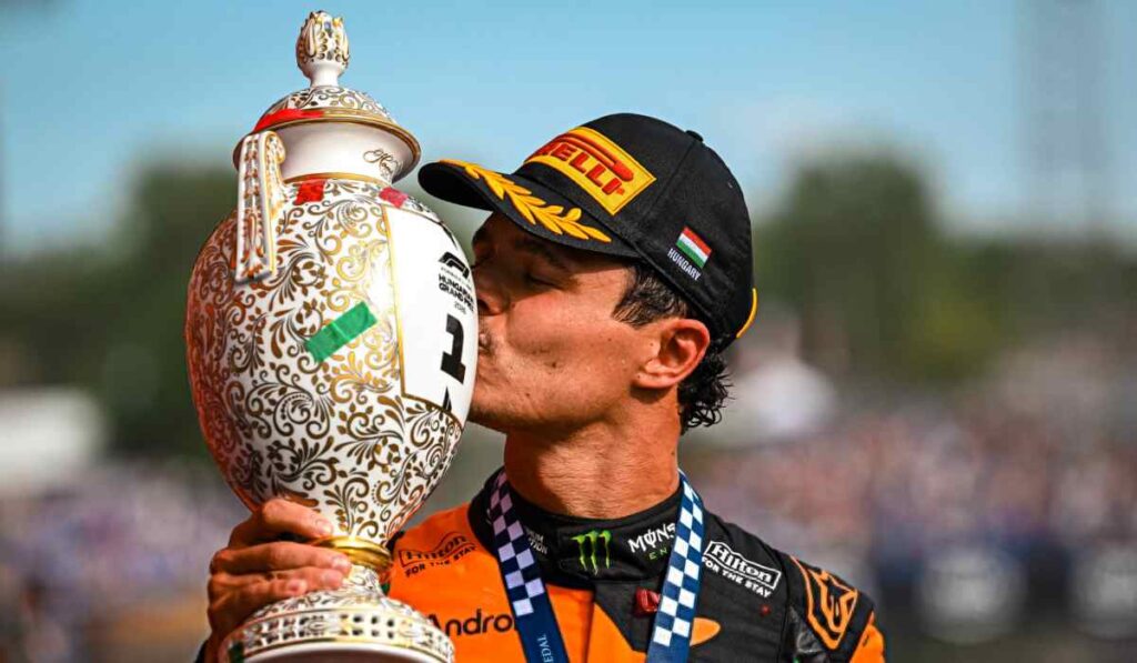 Lando Norris besa el trofeo tras ganar el Gran Premio de Hungría 2026 con McLaren en el circuito Hungaroring.