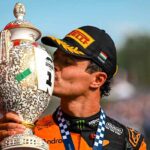 Lando Norris besa el trofeo tras ganar el Gran Premio de Hungría 2026 con McLaren en el circuito Hungaroring.