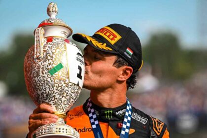 Lando Norris besa el trofeo tras ganar el Gran Premio de Hungría 2026 con McLaren en el circuito Hungaroring.