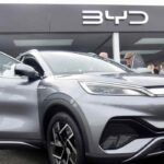 SUV eléctrico de BYD exhibido frente a un concesionario de la marca durante un evento de presentación en México.