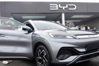 SUV eléctrico de BYD exhibido frente a un concesionario de la marca durante un evento de presentación en México.