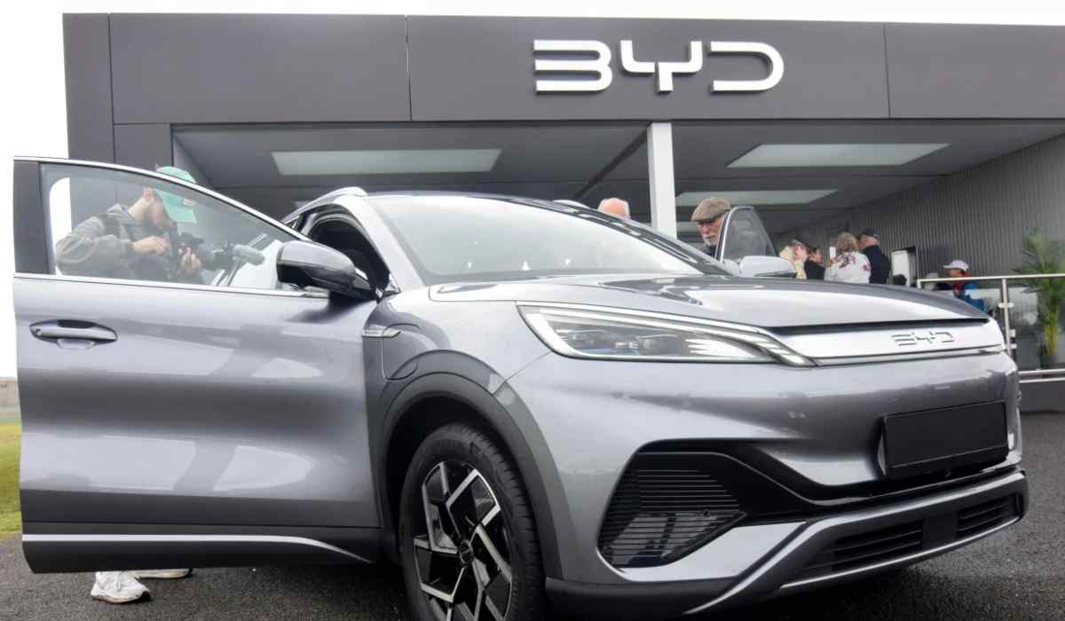SUV eléctrico de BYD exhibido frente a un concesionario de la marca durante un evento de presentación en México.