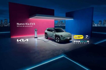 Kia EV3 2027 conectado a una estación de carga durante la campaña de preventa exclusiva de Mercado Libre en México.