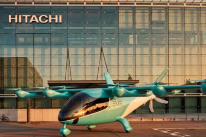 Aeronave eléctrica eVTOL de Eve frente a un edificio de Hitachi