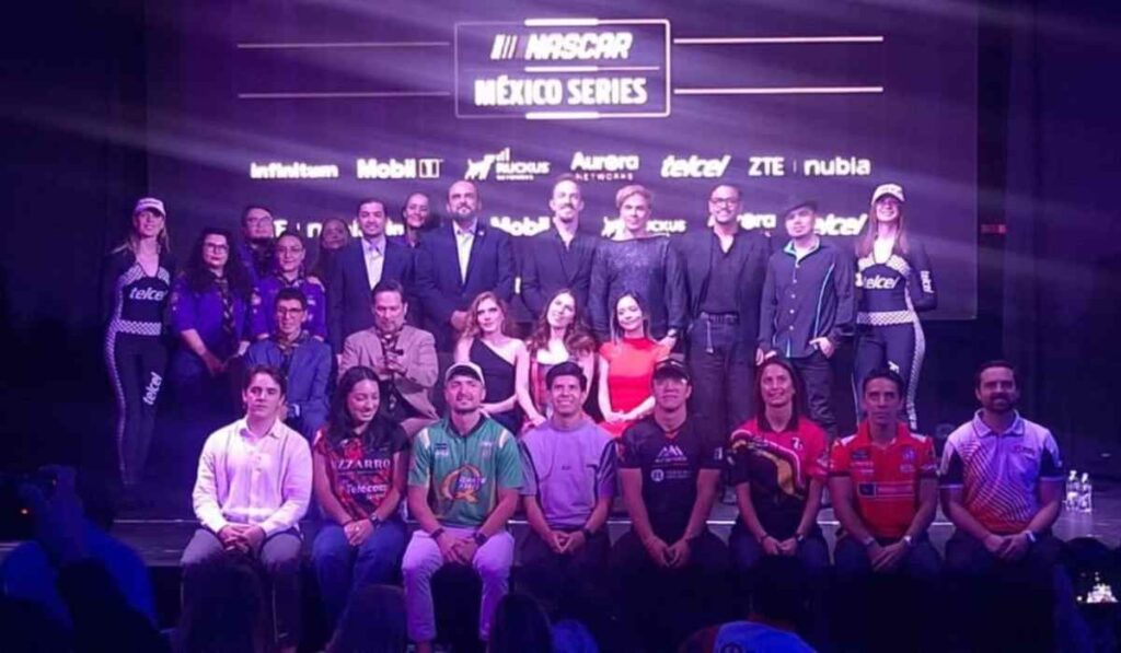 Pilotos y representantes durante la presentación de NASCAR México Series