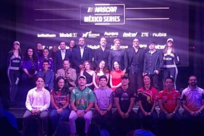 Pilotos y representantes durante la presentación de NASCAR México Series
