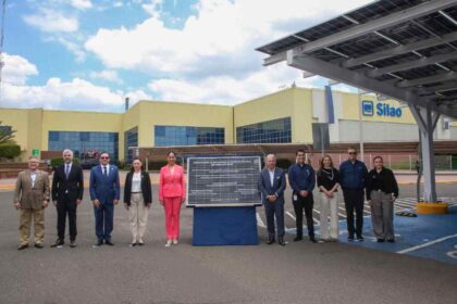 Gobernadora Libia García Muñoz Ledo y directivos de General Motors inauguran la nueva instalación de paneles solares en GM Complejo Silao, Guanajuato.