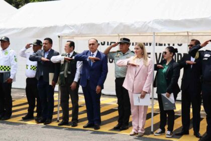 Autoridades de seguridad, movilidad y representantes de CANAPAT participan en el banderazo de inicio de los Operativos de Seguridad por el periodo vacacional de verano 2026 en una terminal de autobuses de la Ciudad de México.