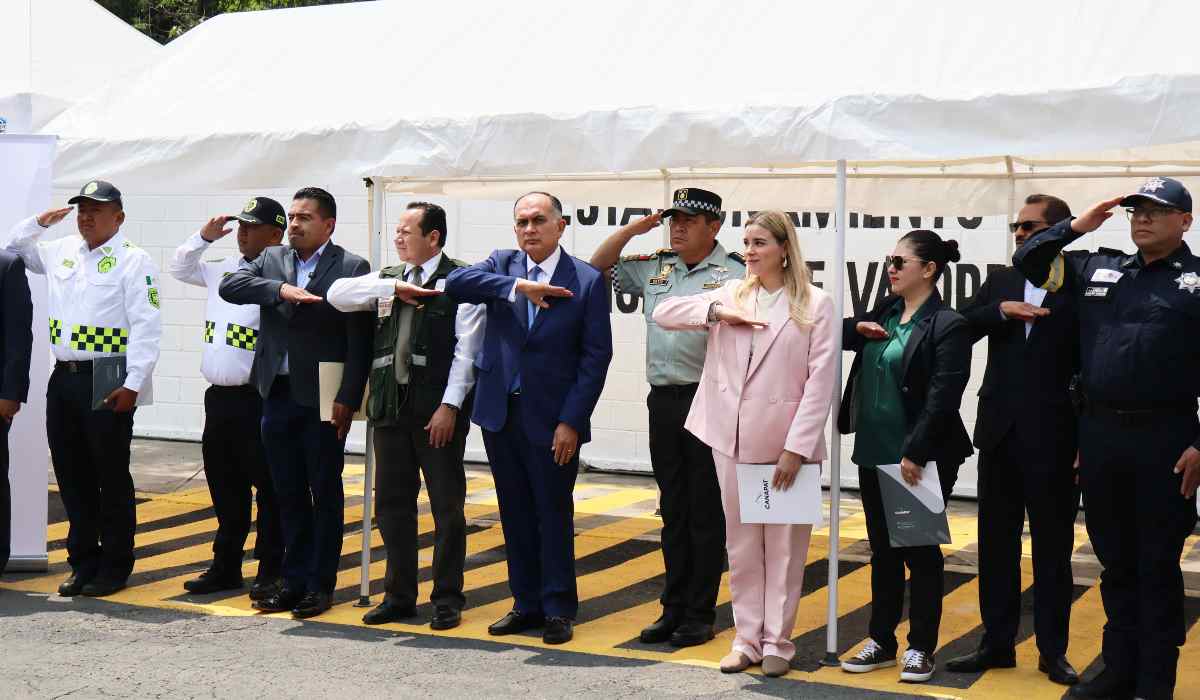 Autoridades de seguridad, movilidad y representantes de CANAPAT participan en el banderazo de inicio de los Operativos de Seguridad por el periodo vacacional de verano 2026 en una terminal de autobuses de la Ciudad de México.