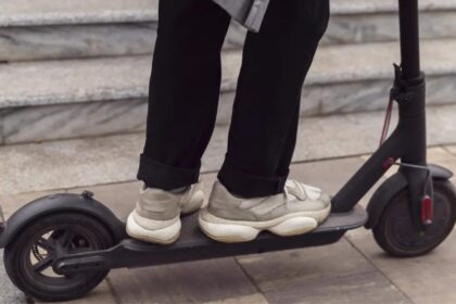 Persona de pie sobre un scooter eléctrico urbano utilizado para movilidad personal en calles de la Ciudad de México.