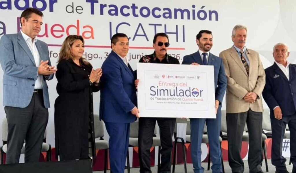 Representantes de CANACAR, Corporativo UNNE, ICATHI y autoridades de Hidalgo durante la entrega de un simulador de tractocamión de quinta rueda en Mineral de la Reforma.