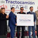 Representantes de CANACAR, Corporativo UNNE, ICATHI y autoridades de Hidalgo durante la entrega de un simulador de tractocamión de quinta rueda en Mineral de la Reforma.