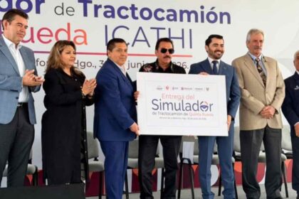 Representantes de CANACAR, Corporativo UNNE, ICATHI y autoridades de Hidalgo durante la entrega de un simulador de tractocamión de quinta rueda en Mineral de la Reforma.