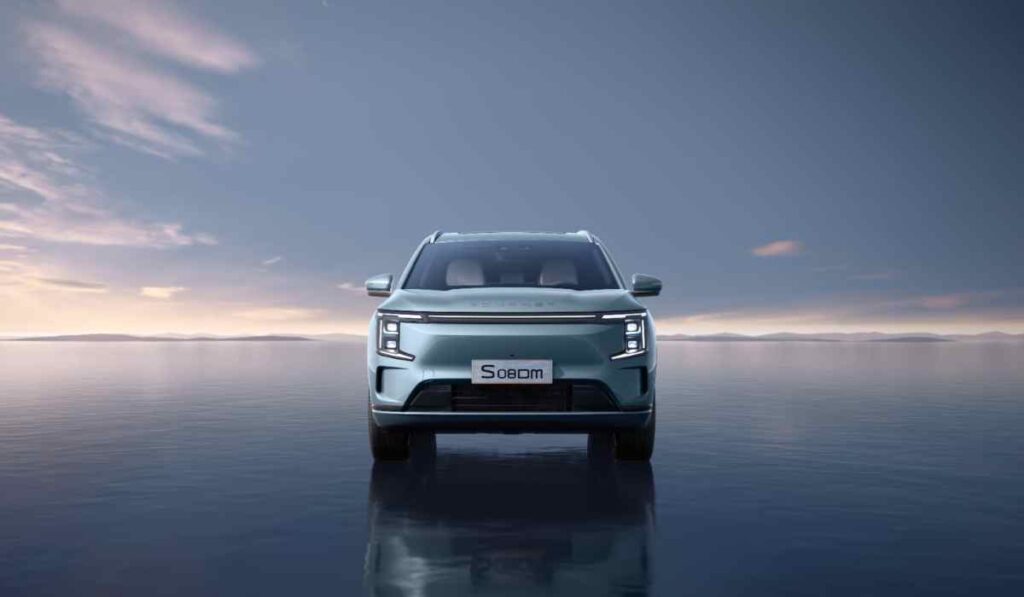 Vista frontal del SOUEAST S08 i-DM, SUV híbrido enchufable de siete pasajeros con iluminación LED y diseño moderno.
