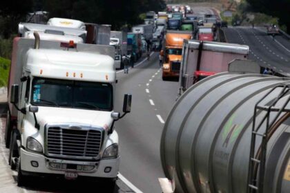 Fila de camiones pesados de carga circula por una carretera en México durante un periodo de recuperación de la producción y las exportaciones del sector.