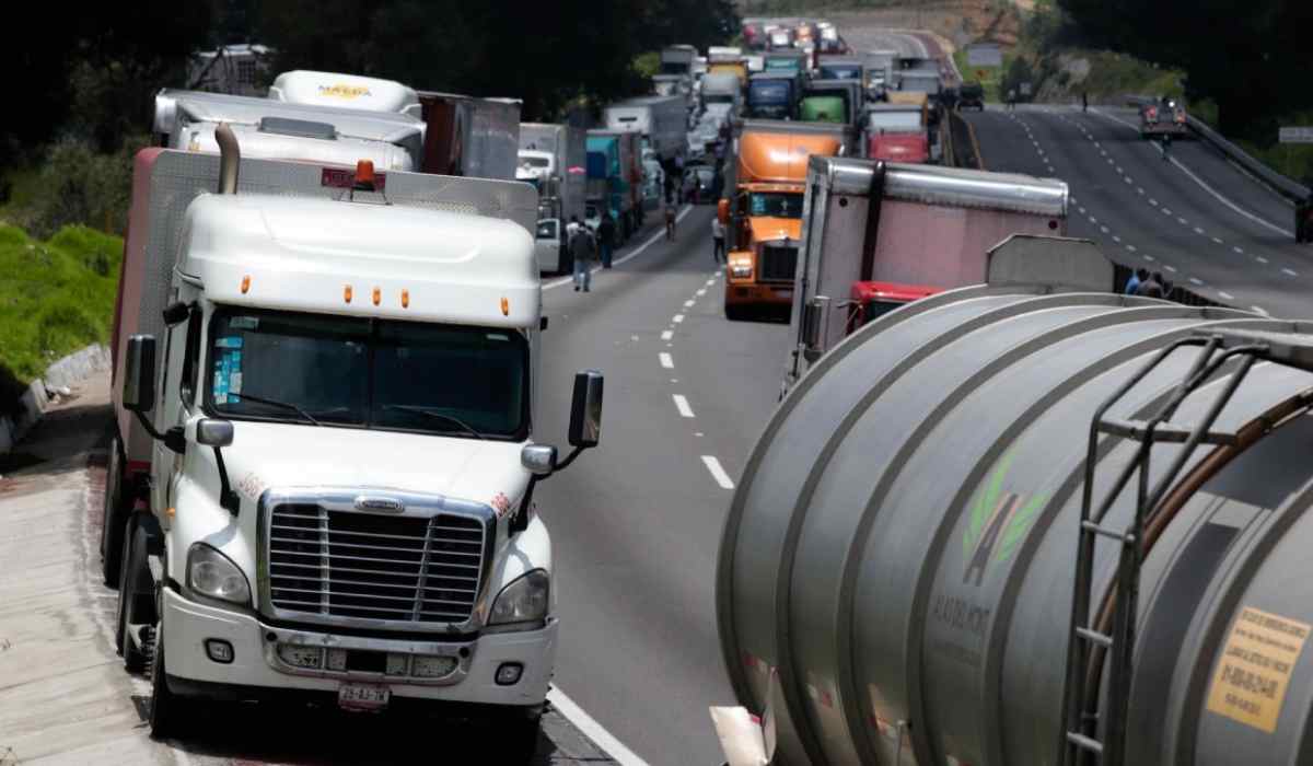 Fila de camiones pesados de carga circula por una carretera en México durante un periodo de recuperación de la producción y las exportaciones del sector.