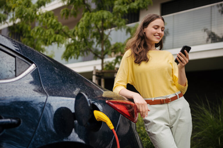Baterías de autos eléctricos ¿Cuánto duran y cómo cuidarlas?