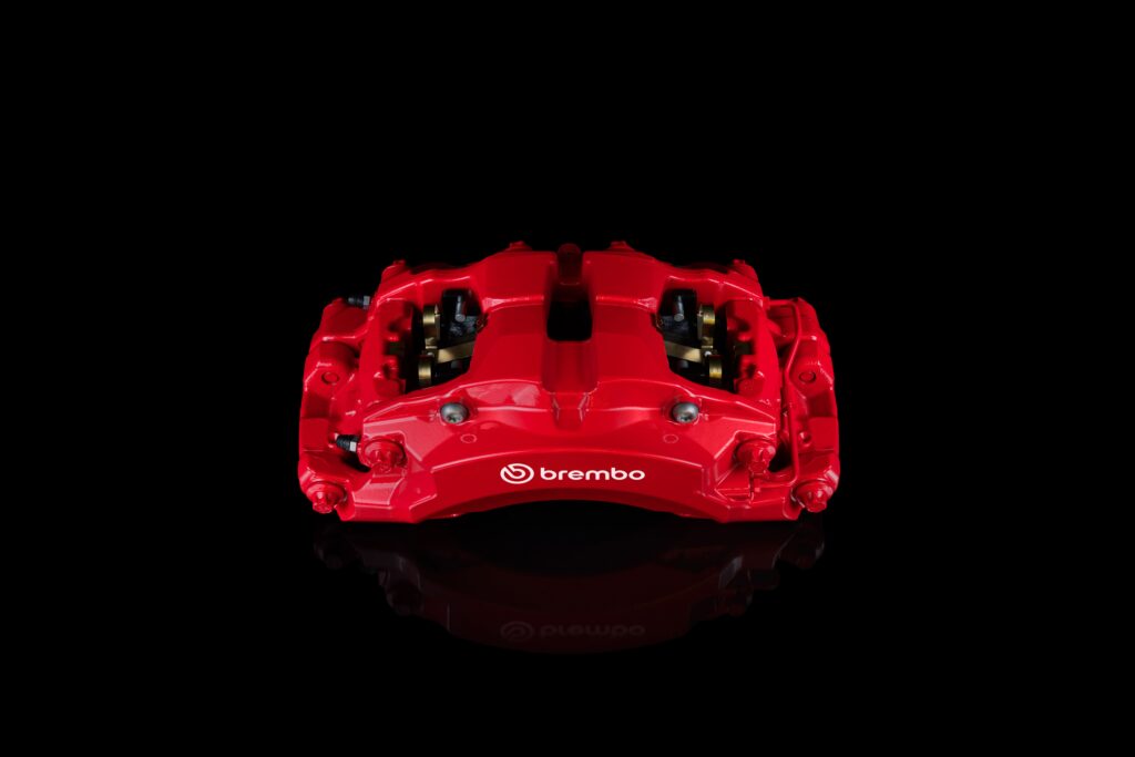 Los nuevos frenos de Brembo incluyen la tecnología Enesys de cero arrastres, que asegura que las balatas regresen a su posición original.