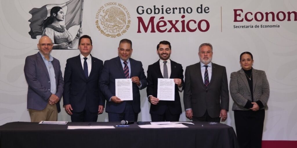 (Cent.) El presidente de CANACAR, Augusto Ramos, y Luis Tello, presidente de ANERPV firmaron el acuerdo acompañados de Ignacio Aguado (2do.der), director general de Innovación, Servicios y Comercio Interior de la Secretaría de Economía 