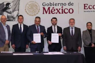 (Cent.) El presidente de CANACAR, Augusto Ramos, y Luis Tello, presidente de ANERPV firmaron el acuerdo acompañados de Ignacio Aguado (2do.der), director general de Innovación, Servicios y Comercio Interior de la Secretaría de Economía 